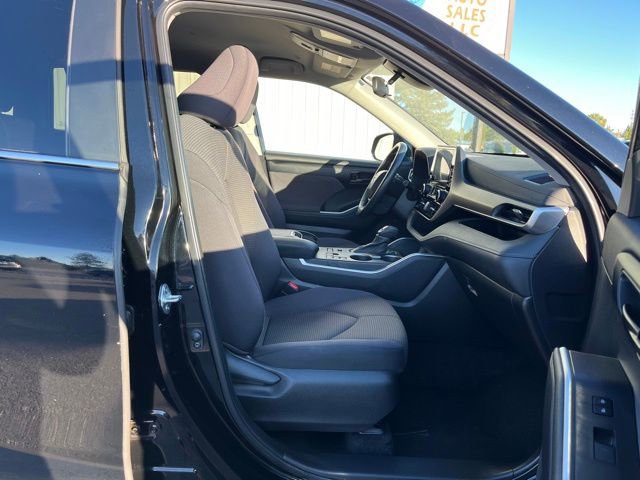 Used 2024 Toyota Highlander LE AWD/4WD image 29