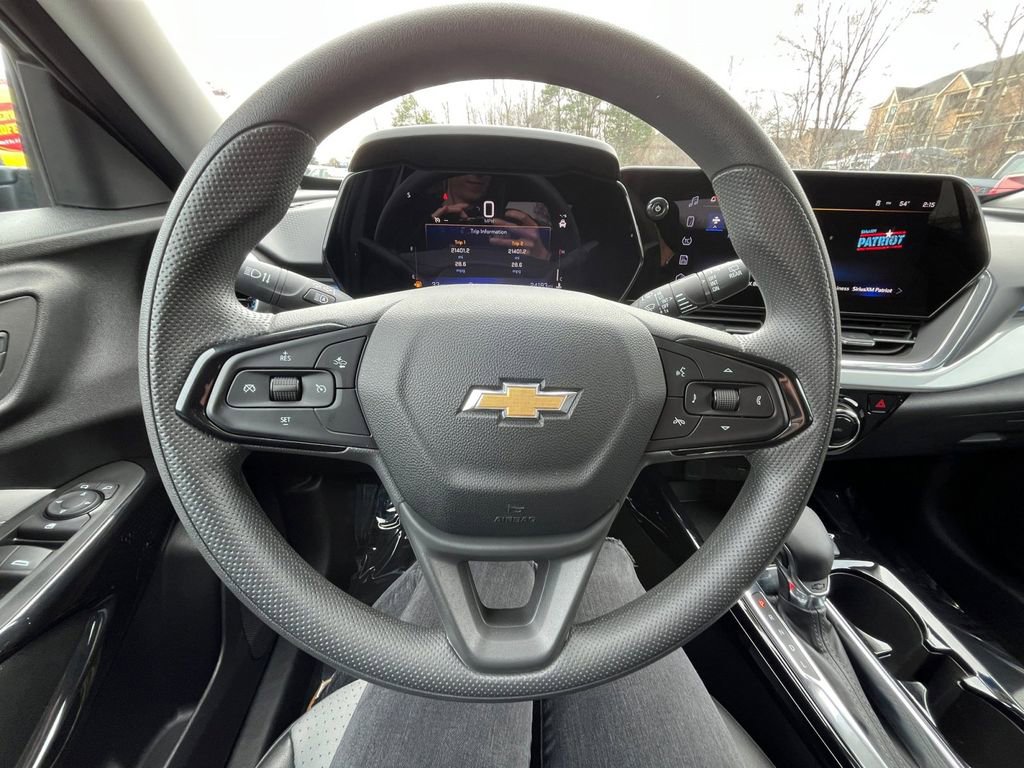 Used 2025 Chevrolet Trax LT FWD image 11