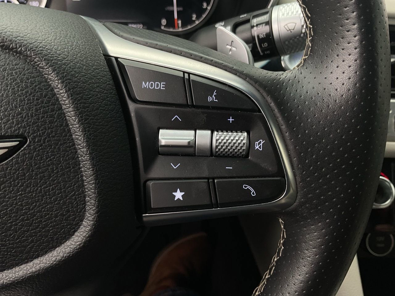 Used 2025 Genesis G70 2.5T RWD image 35