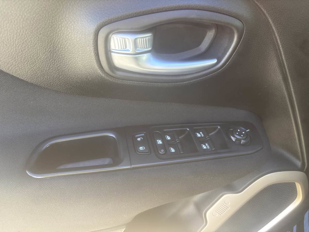 Used 2017 Jeep Renegade Latitude image 8