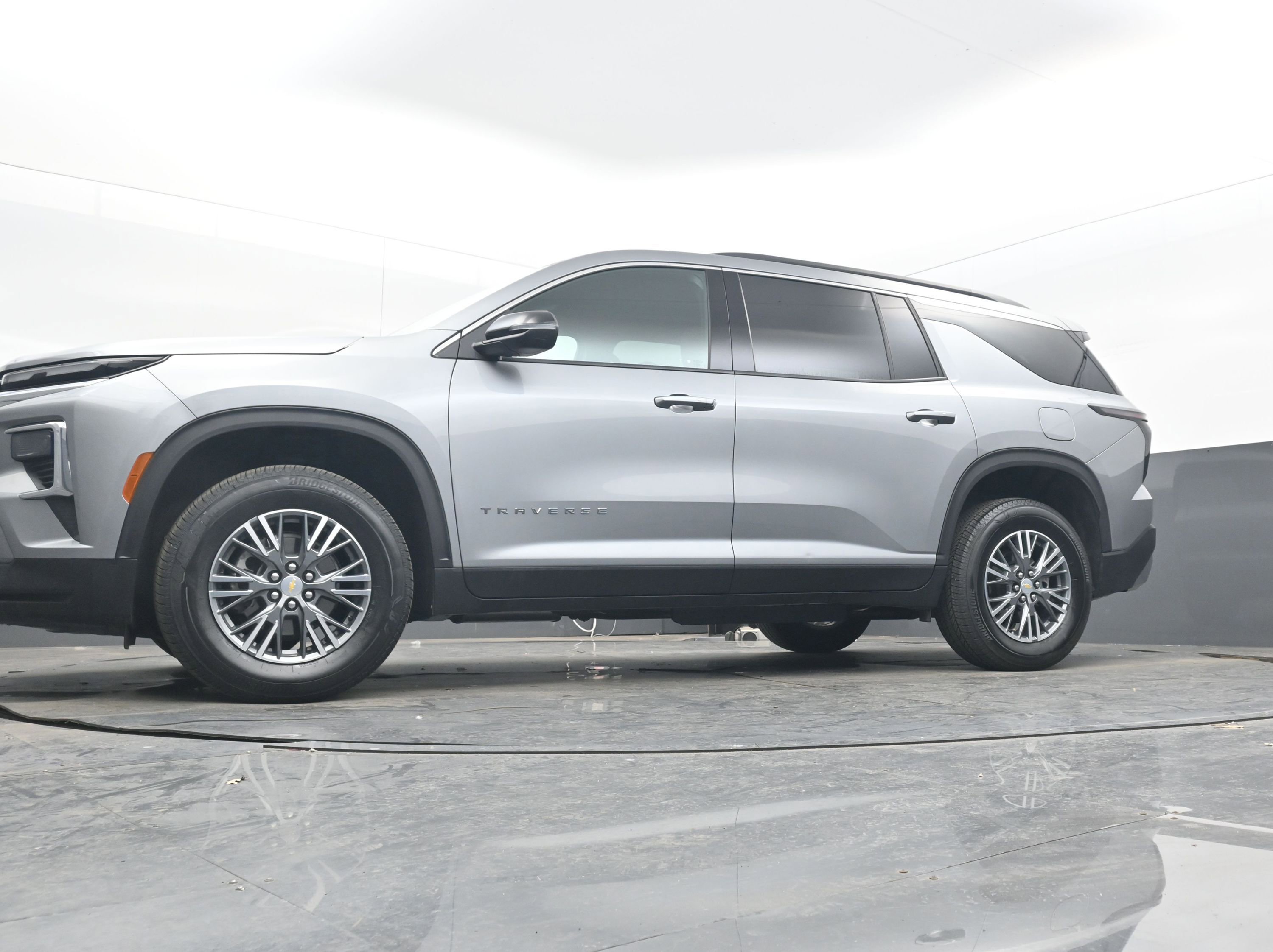 Used 2025 Chevrolet Traverse LT image 23