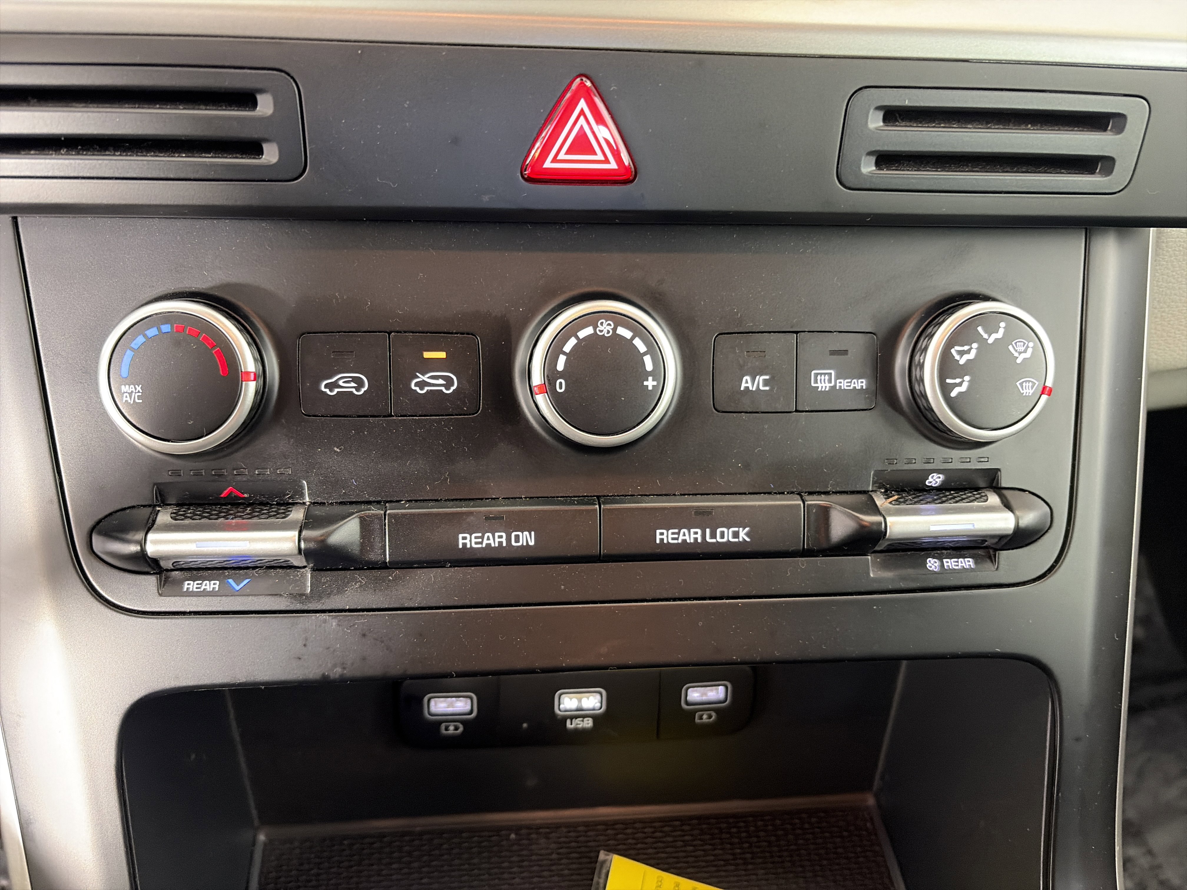 Used 2024 Kia Carnival LX image 26