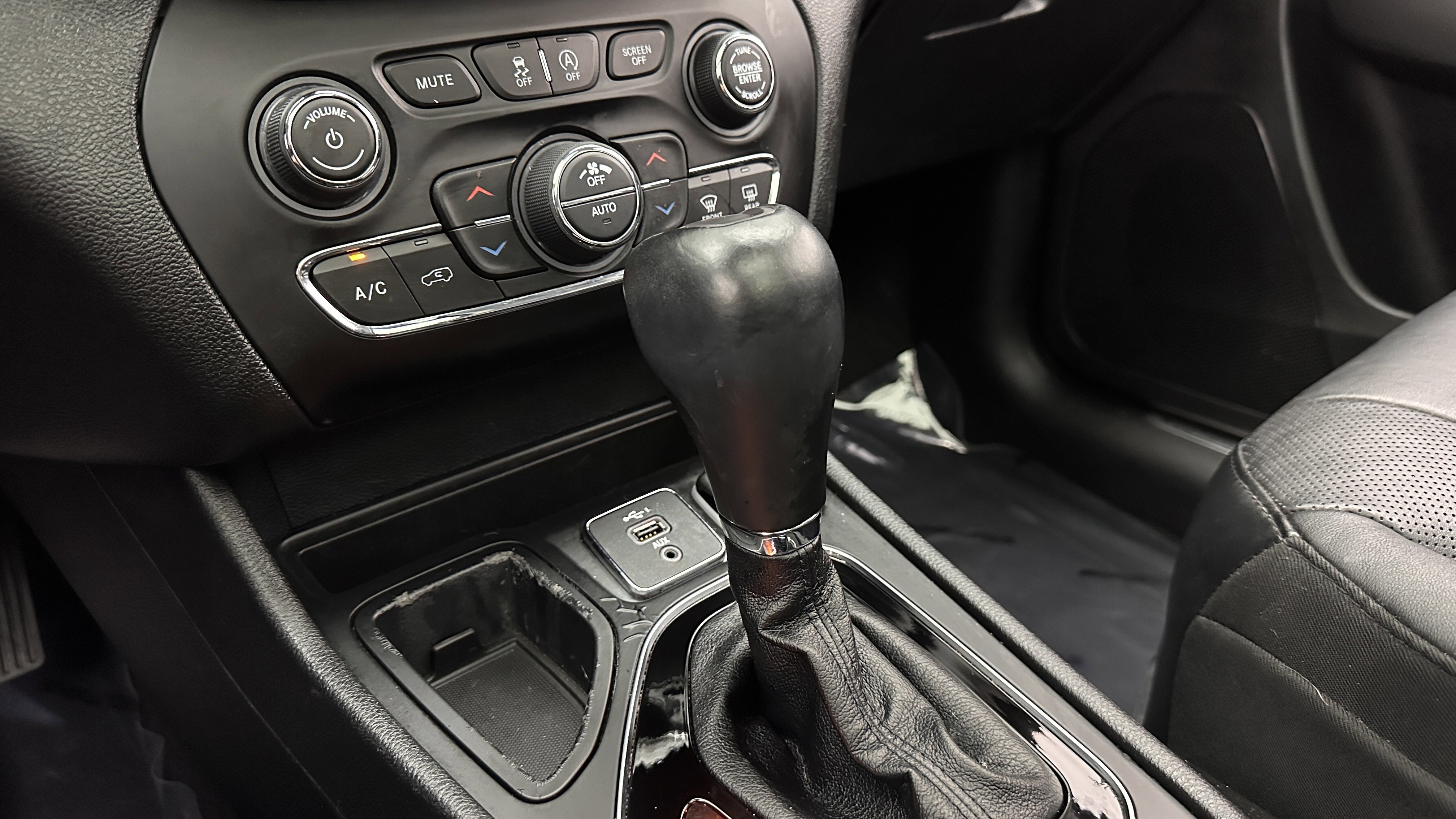 Used 2021 Jeep Cherokee Limited FWD image 17