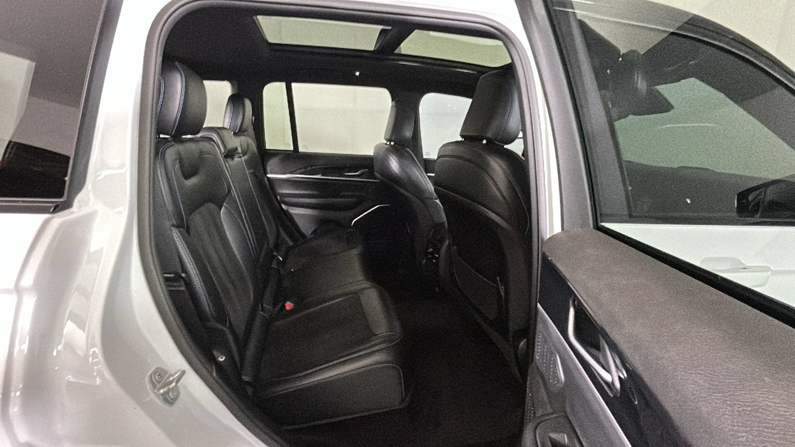 Used 2023 Jeep Grand Cherokee Trailhawk AWD/4WD image 33
