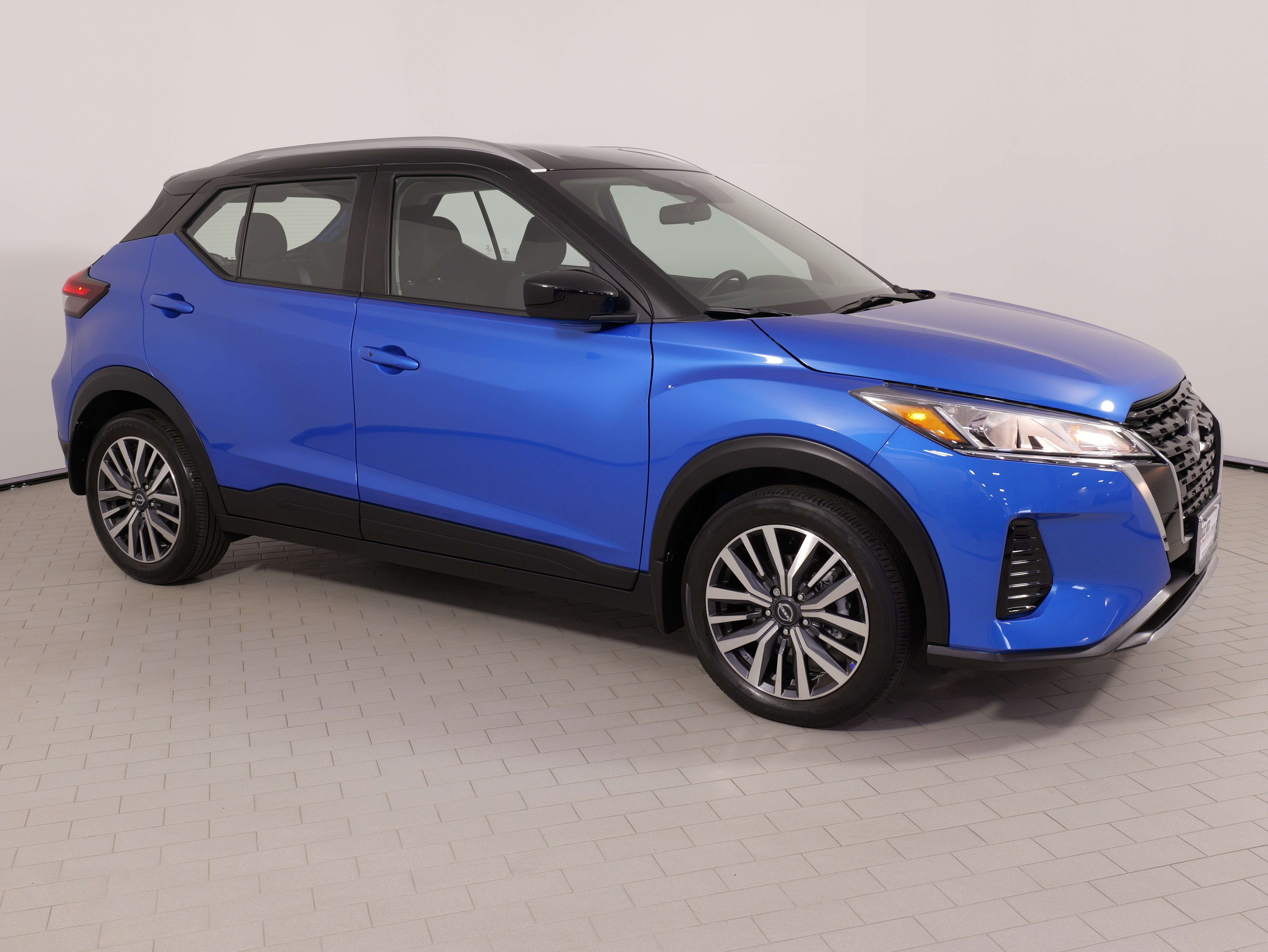 Used 2023 Nissan Kicks SV FWD image 8