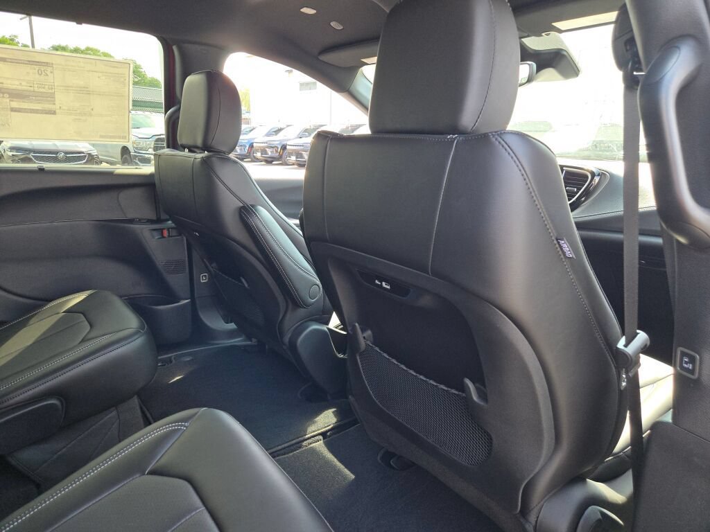 New 2027 Chrysler Pacifica Select AWD/4WD image 8