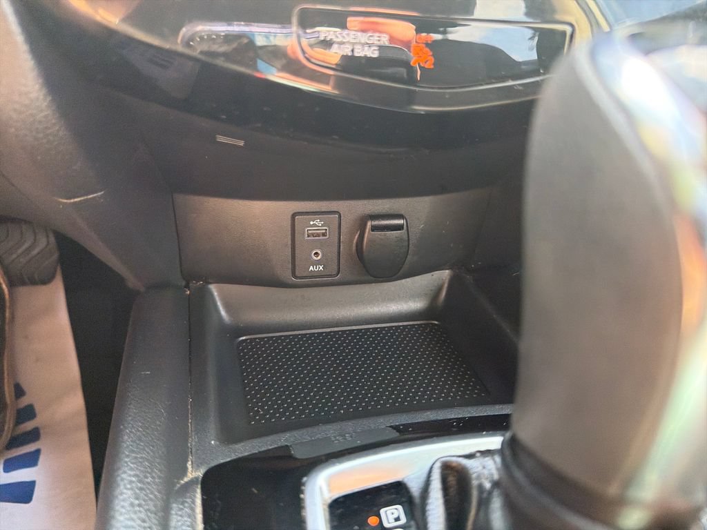 Used 2017 Nissan Rogue S AWD/4WD image 14