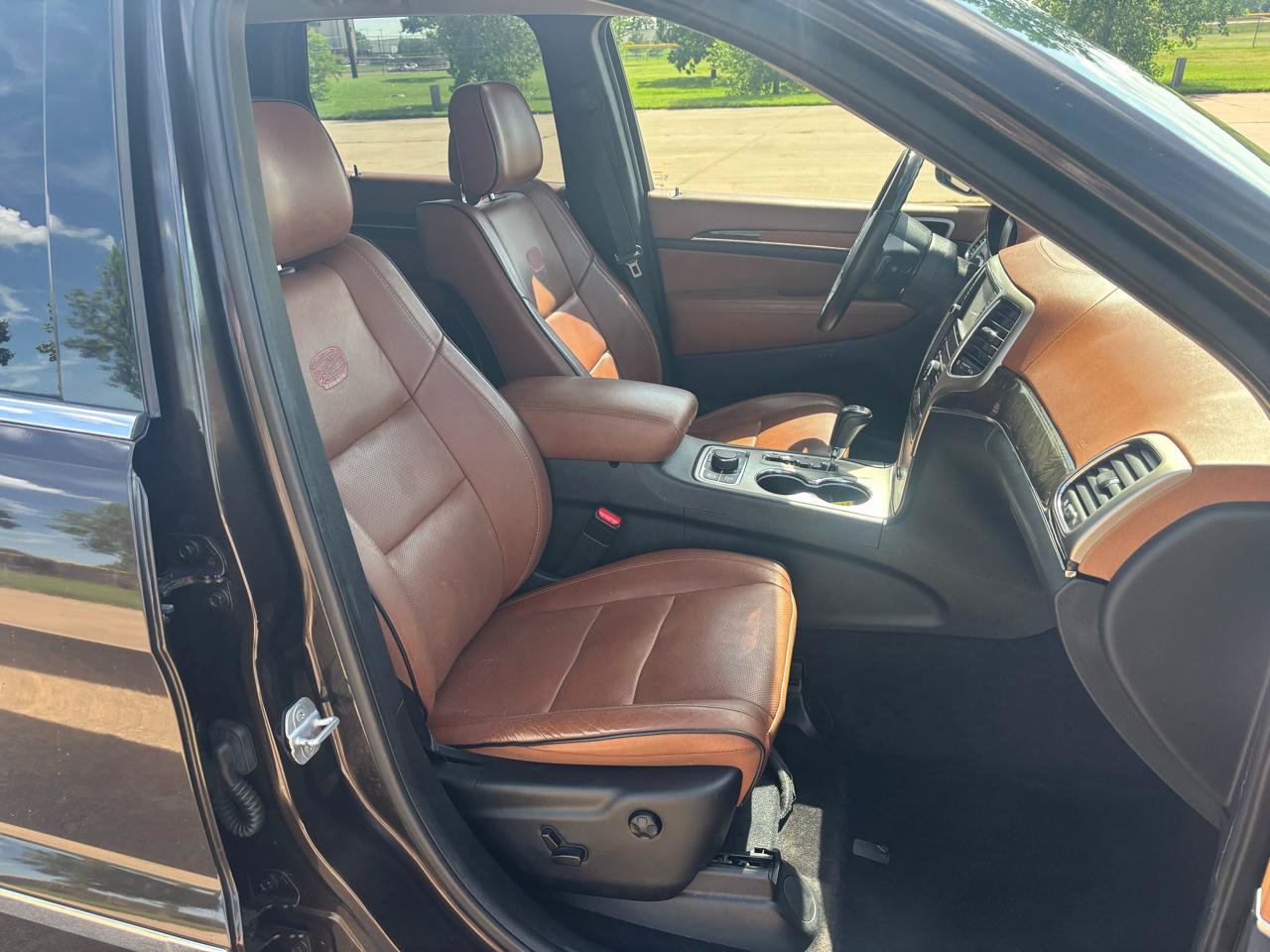 Used 2011 Jeep Grand Cherokee Overland Summit AWD/4WD image 9