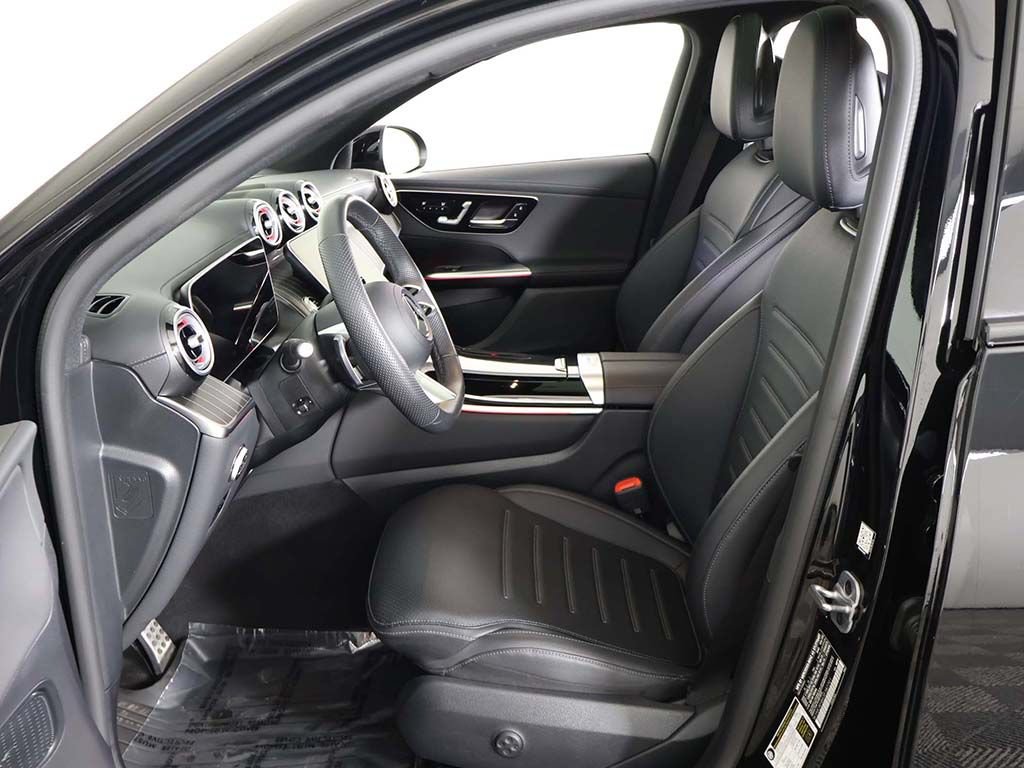 Used 2025 Mercedes-Benz GLC 300 4MATIC image 33