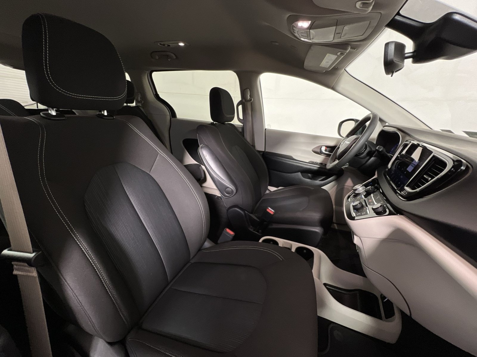 Used 2022 Chrysler Voyager LX FWD image 27