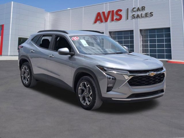 Used 2025 Chevrolet Trax LT w/ LT Convenience Package FWD image 3