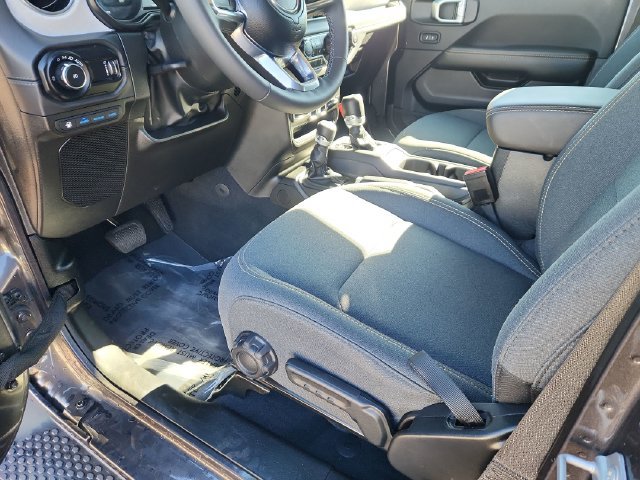 Used 2025 Jeep Wrangler Unlimited Sahara AWD/4WD image 21