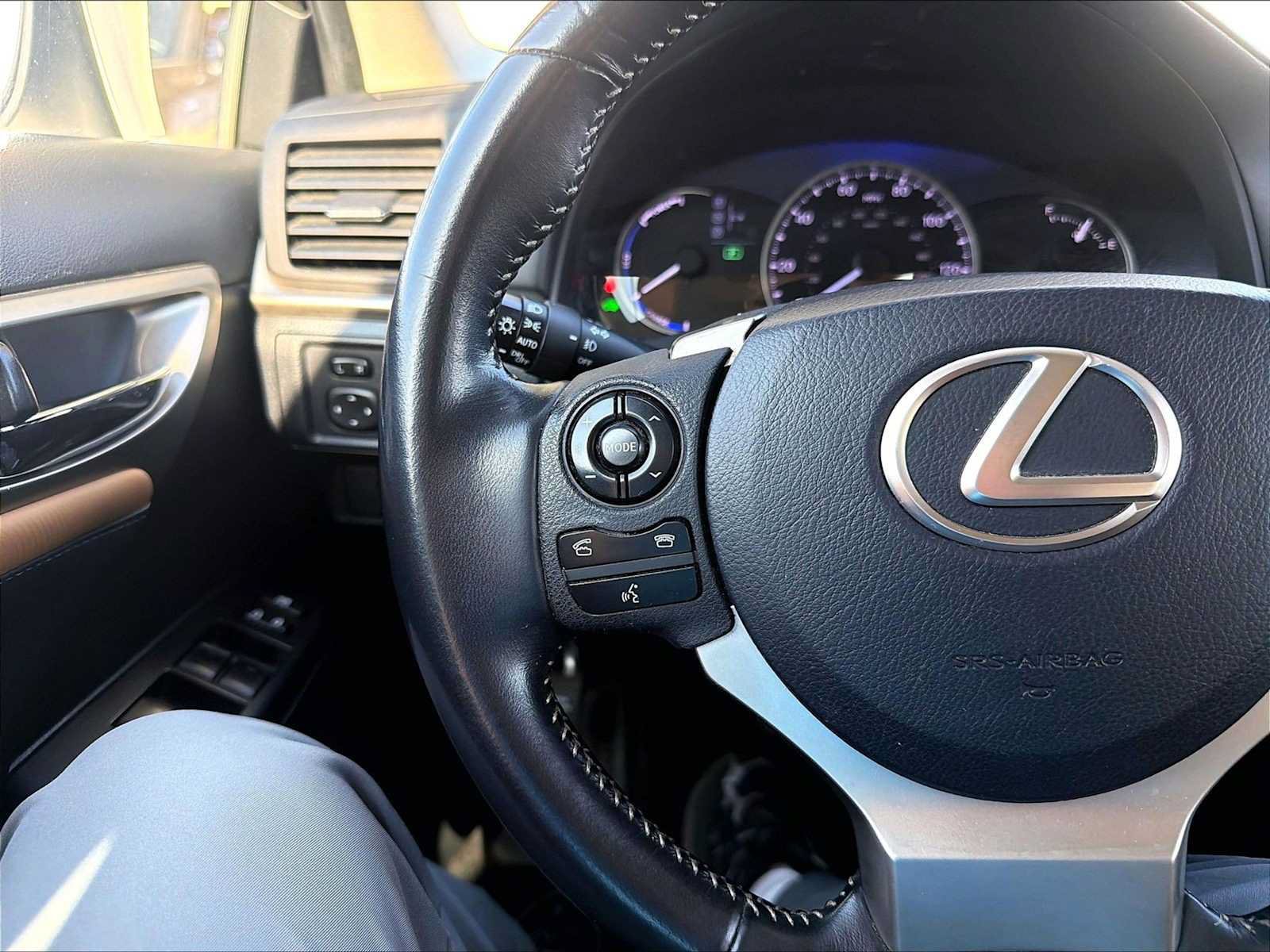 Used 2015 Lexus CT 200h FWD image 21