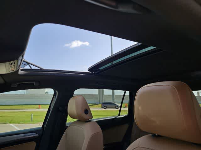 Used 2022 Volkswagen Tiguan SE w/ Panoramic Sunroof Package AWD/4WD image 16