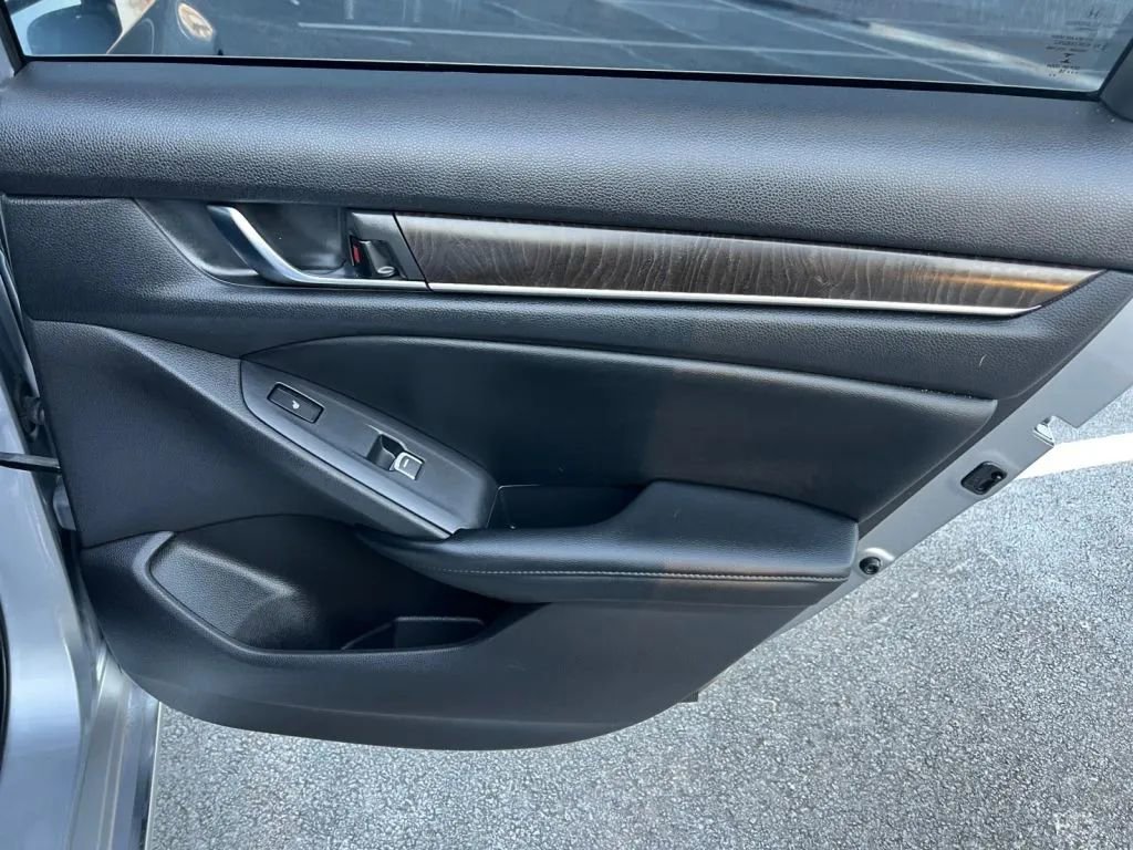 Used 2018 Honda Accord Touring image 19