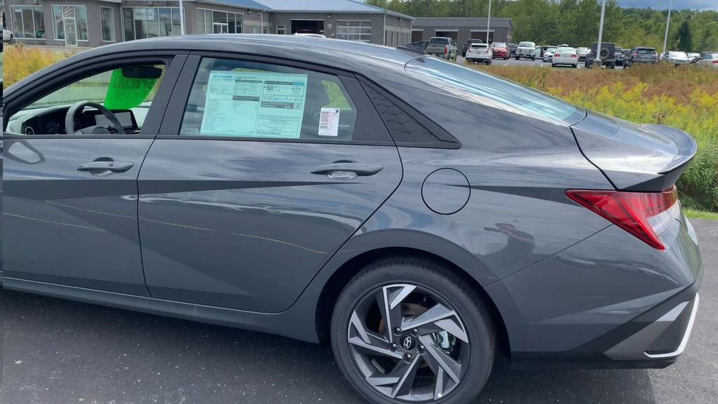 New 2025 Hyundai Elantra SEL FWD image 3