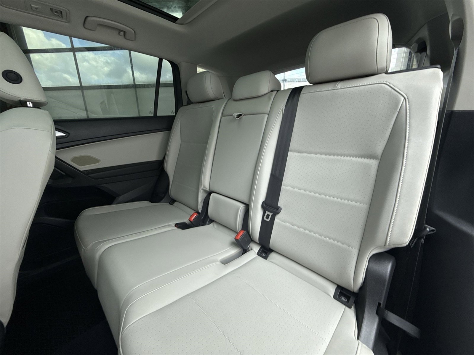 Used 2021 Volkswagen Tiguan SE w/ Panoramic Sunroof Package image 30