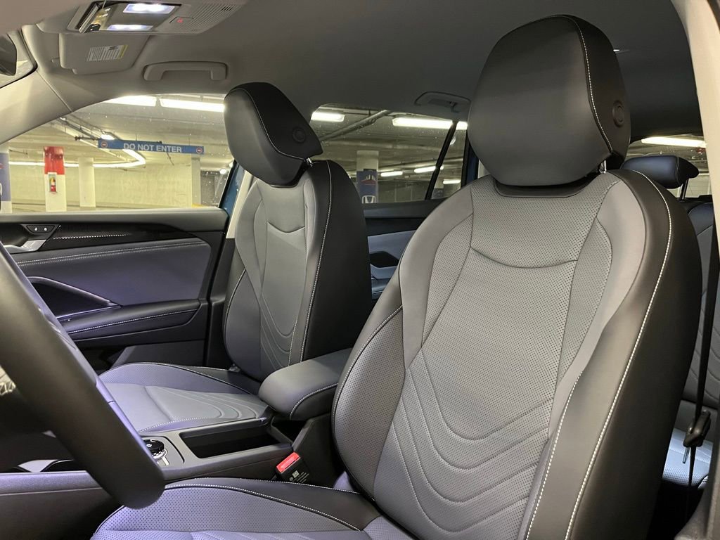 New 2025 Volkswagen Tiguan SE R-Line image 20