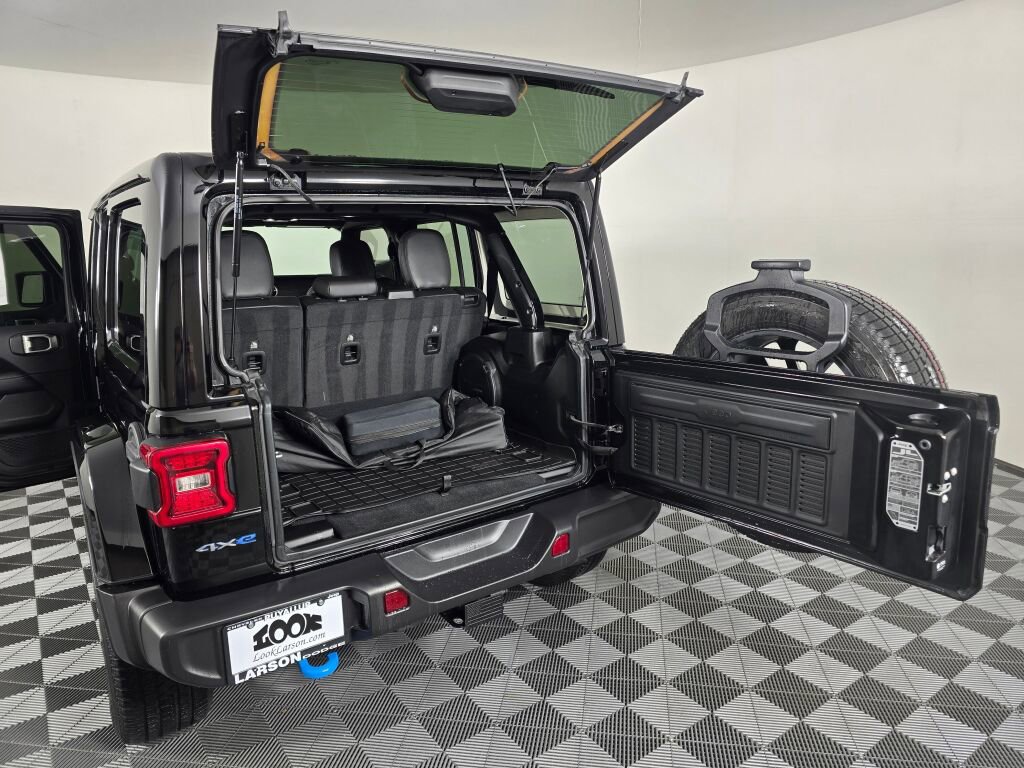 Used 2022 Jeep Wrangler Unlimited Sahara w/ Cold Weather Group image 14