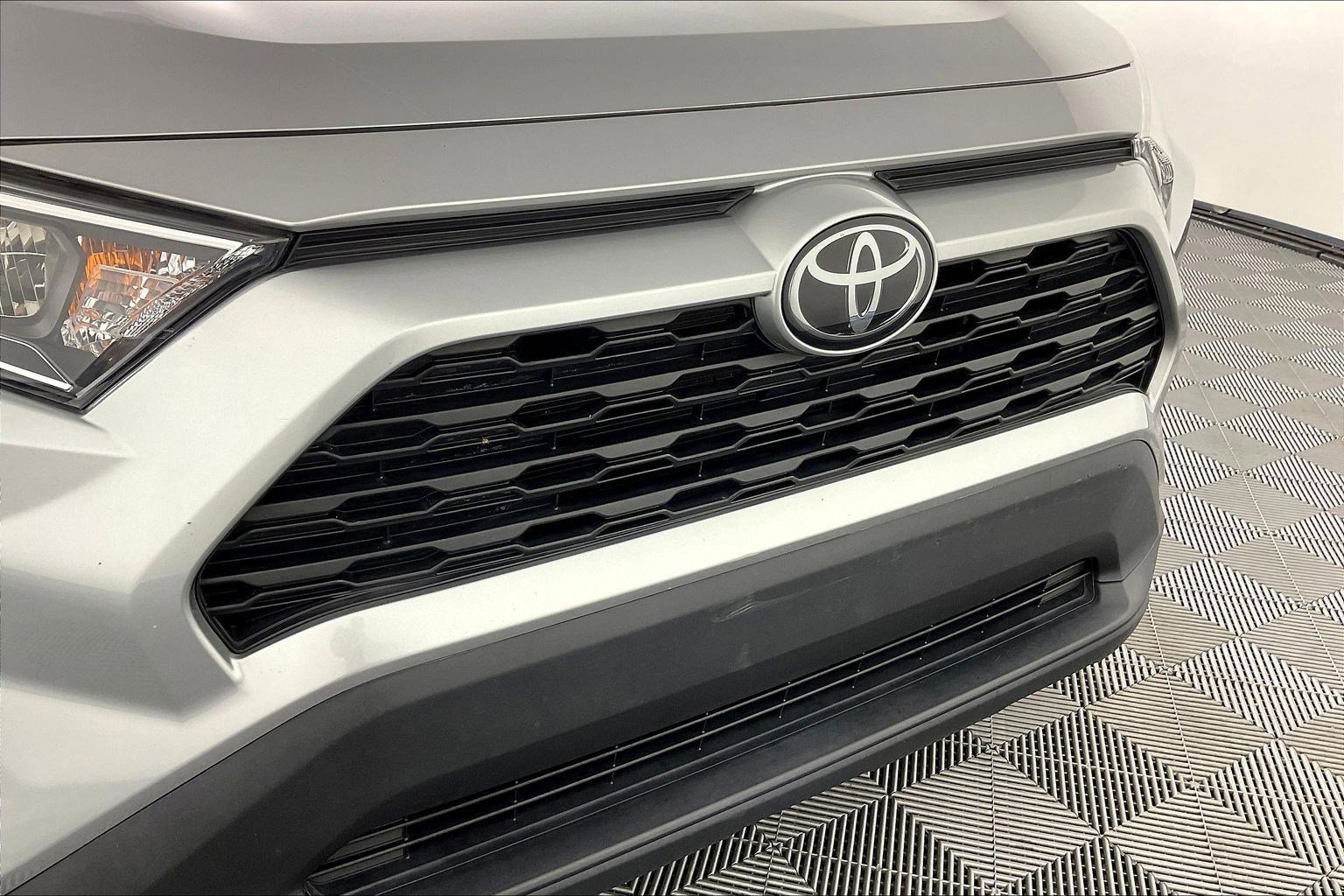 Used 2020 Toyota RAV4 XLE w/ Convenience Package FWD image 33