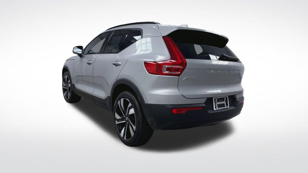 Used 2025 Volvo XC40 B5 Plus image 6