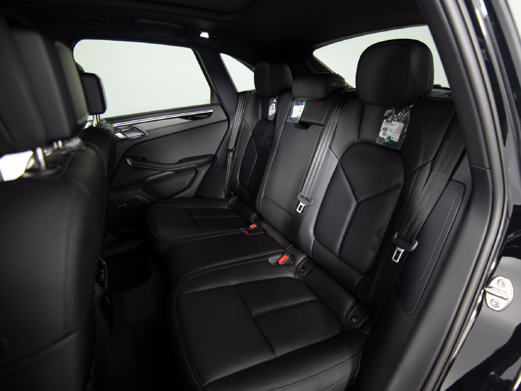 Certified 2026 Porsche Macan AWD/4WD image 37