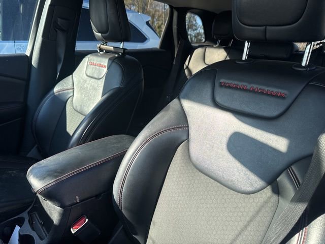 Used 2019 Jeep Cherokee Trailhawk image 12