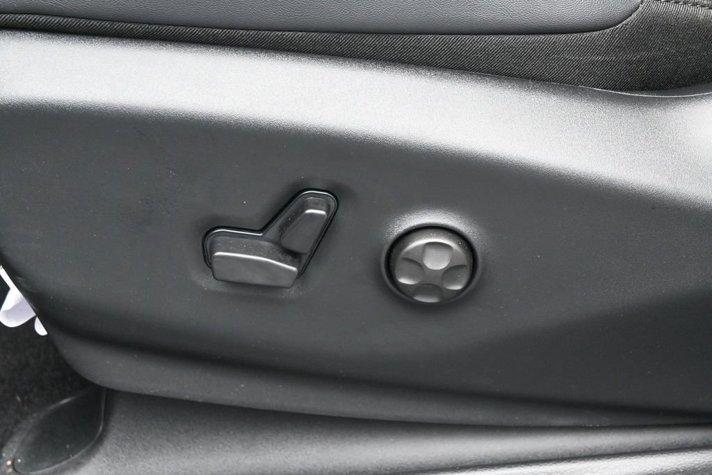 Used 2025 Chrysler Pacifica Select FWD image 12
