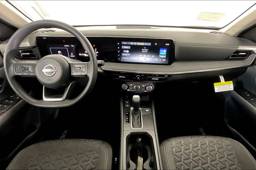 Used 2025 Nissan Kicks SV image 2