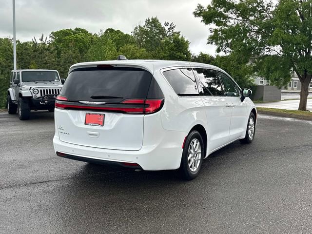 Used 2023 Chrysler Pacifica Touring-L FWD image 5