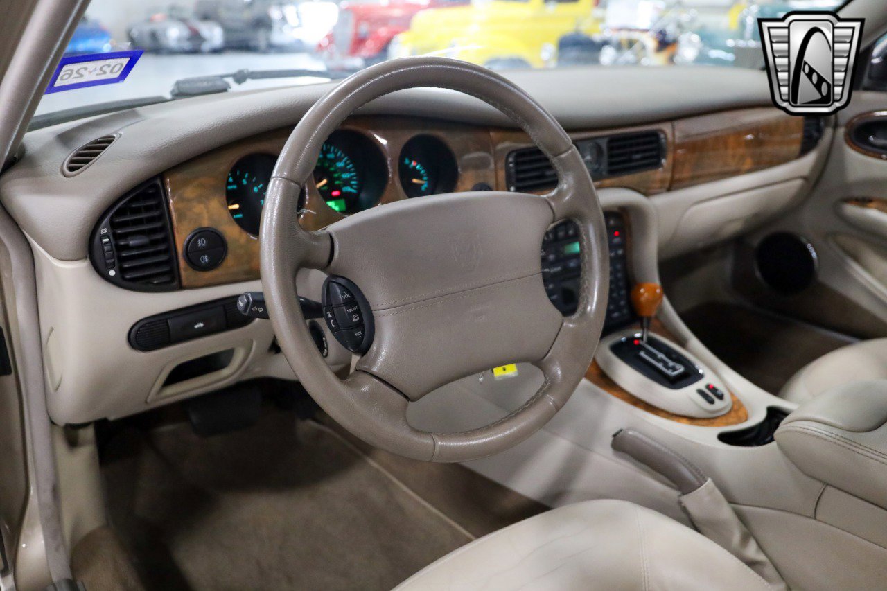 Used 2001 Jaguar XJ8 image 17
