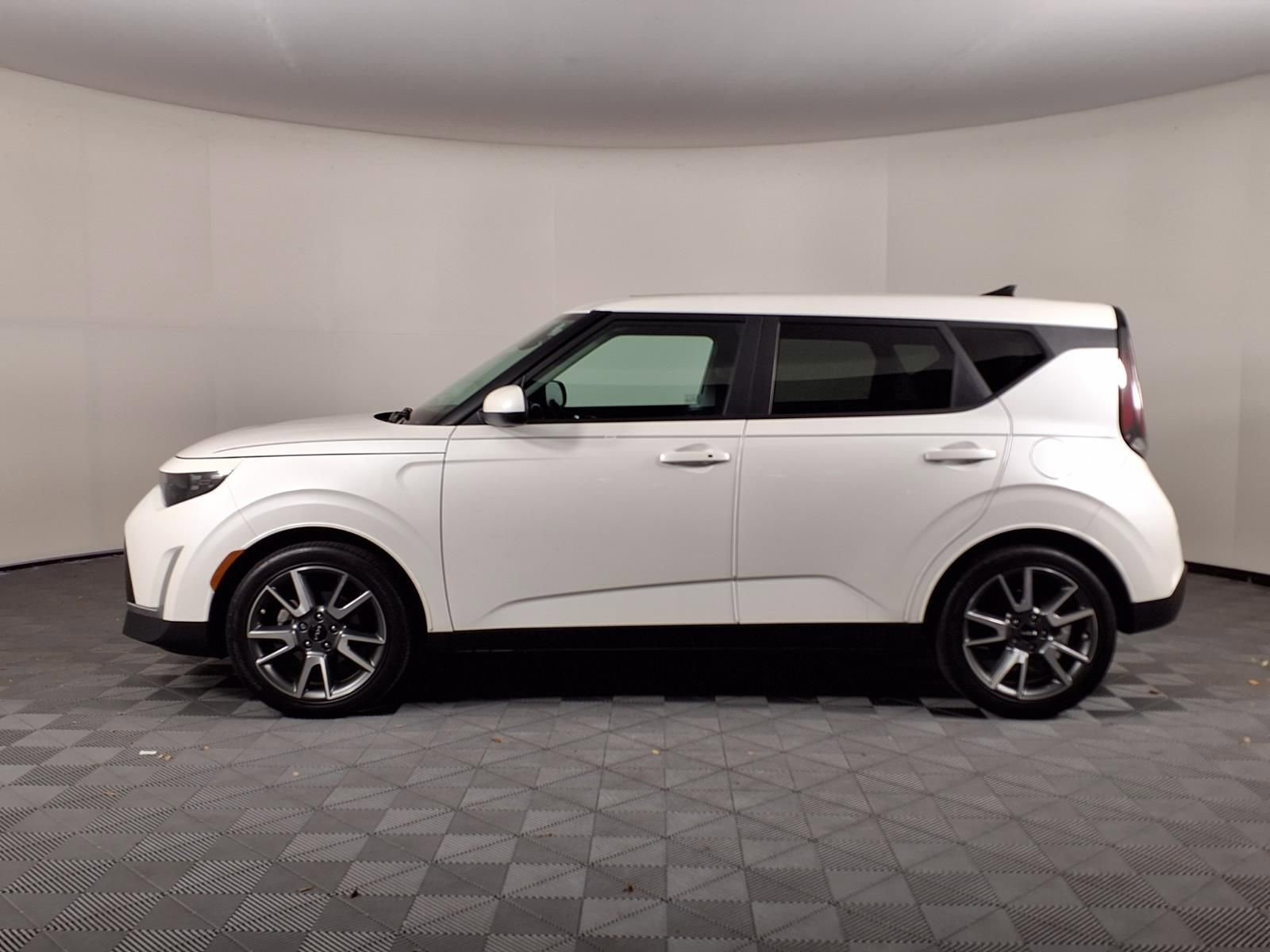 Used 2024 Kia Soul EX w/ Option Group 015 FWD image 4