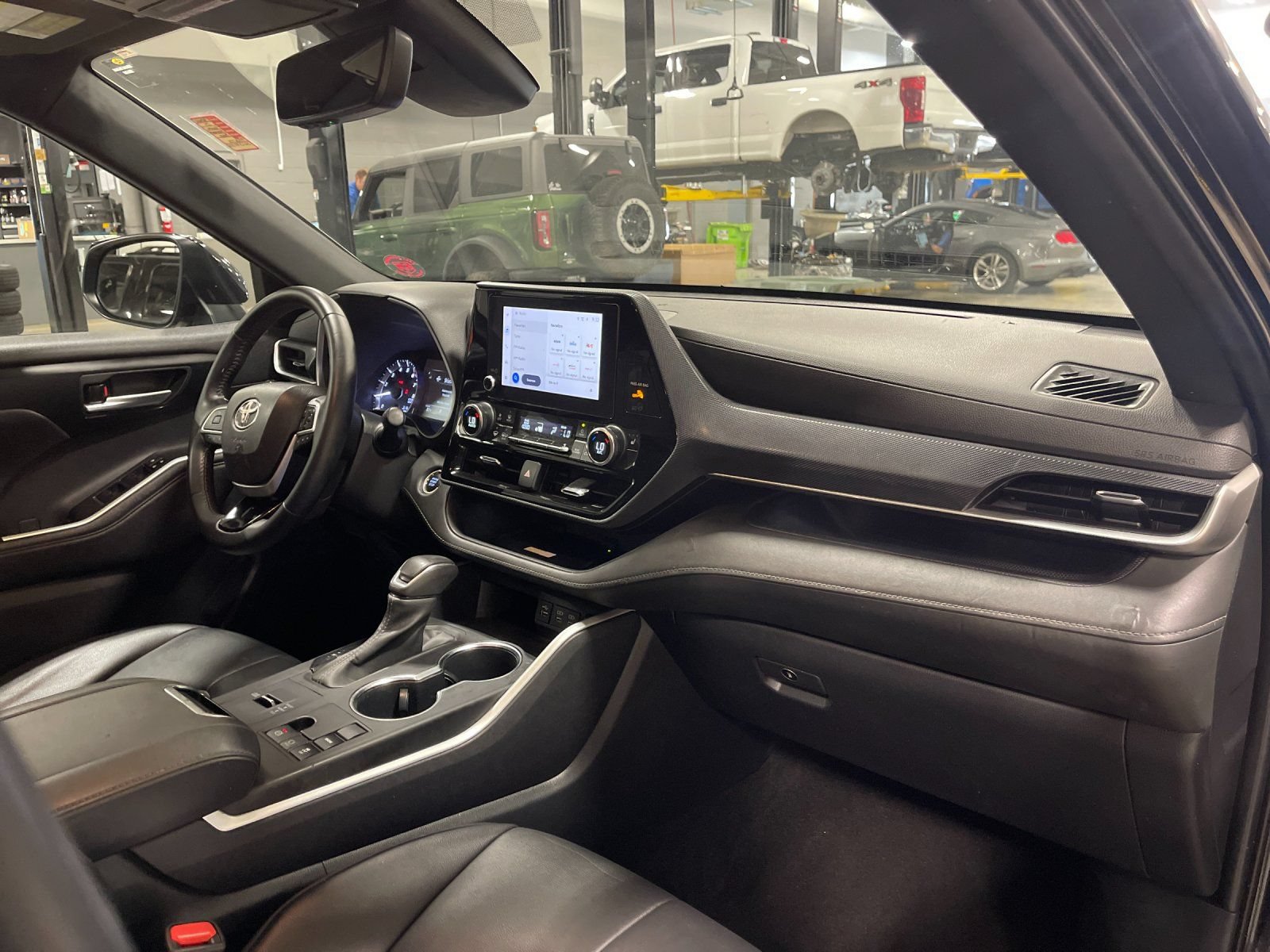 Used 2023 Toyota Highlander XSE FWD image 19