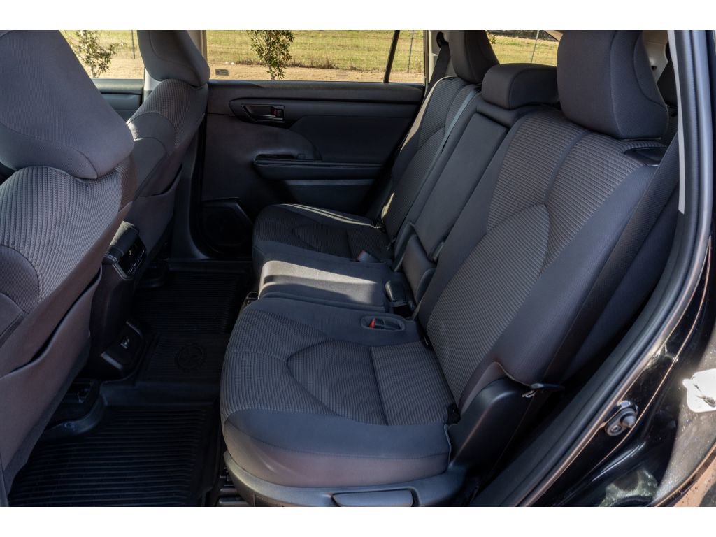 Used 2023 Toyota Highlander LE image 12