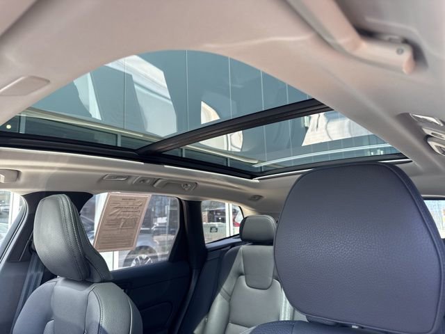 Used 2025 Volvo XC60 B5 Plus image 27
