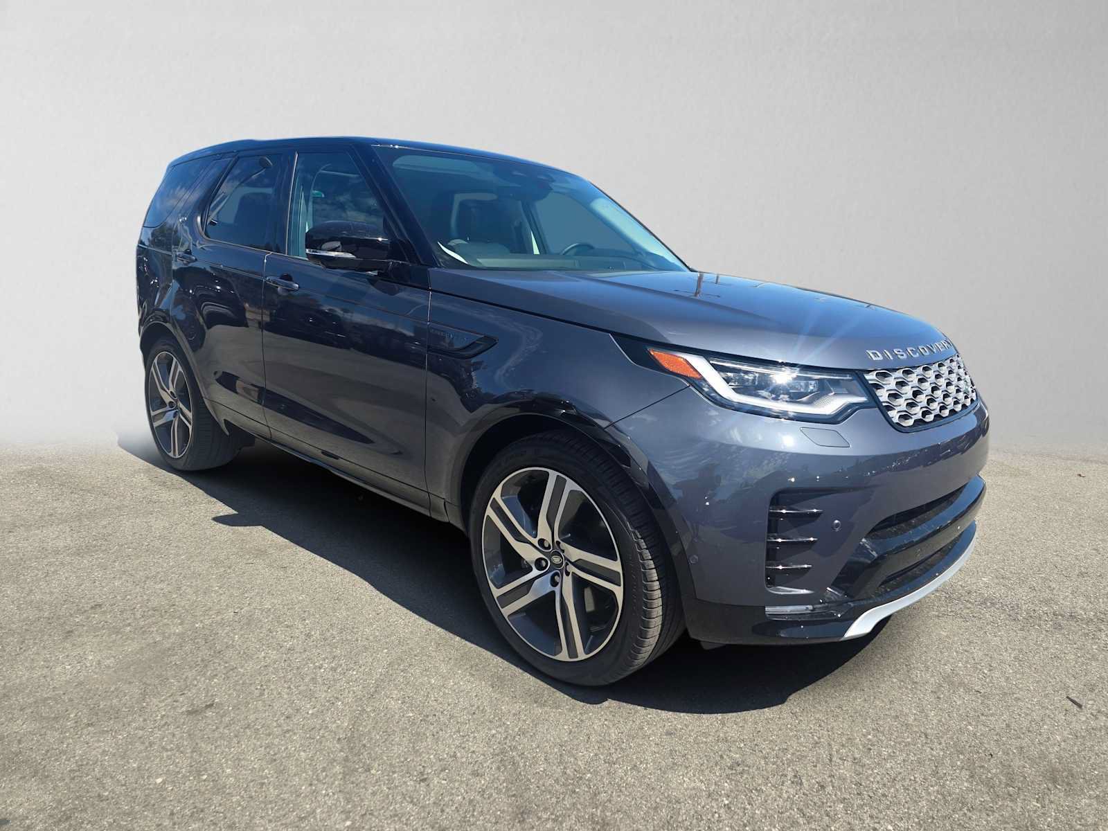 Used 2025 Land Rover Discovery Metropolitan Edition AWD/4WD image 7
