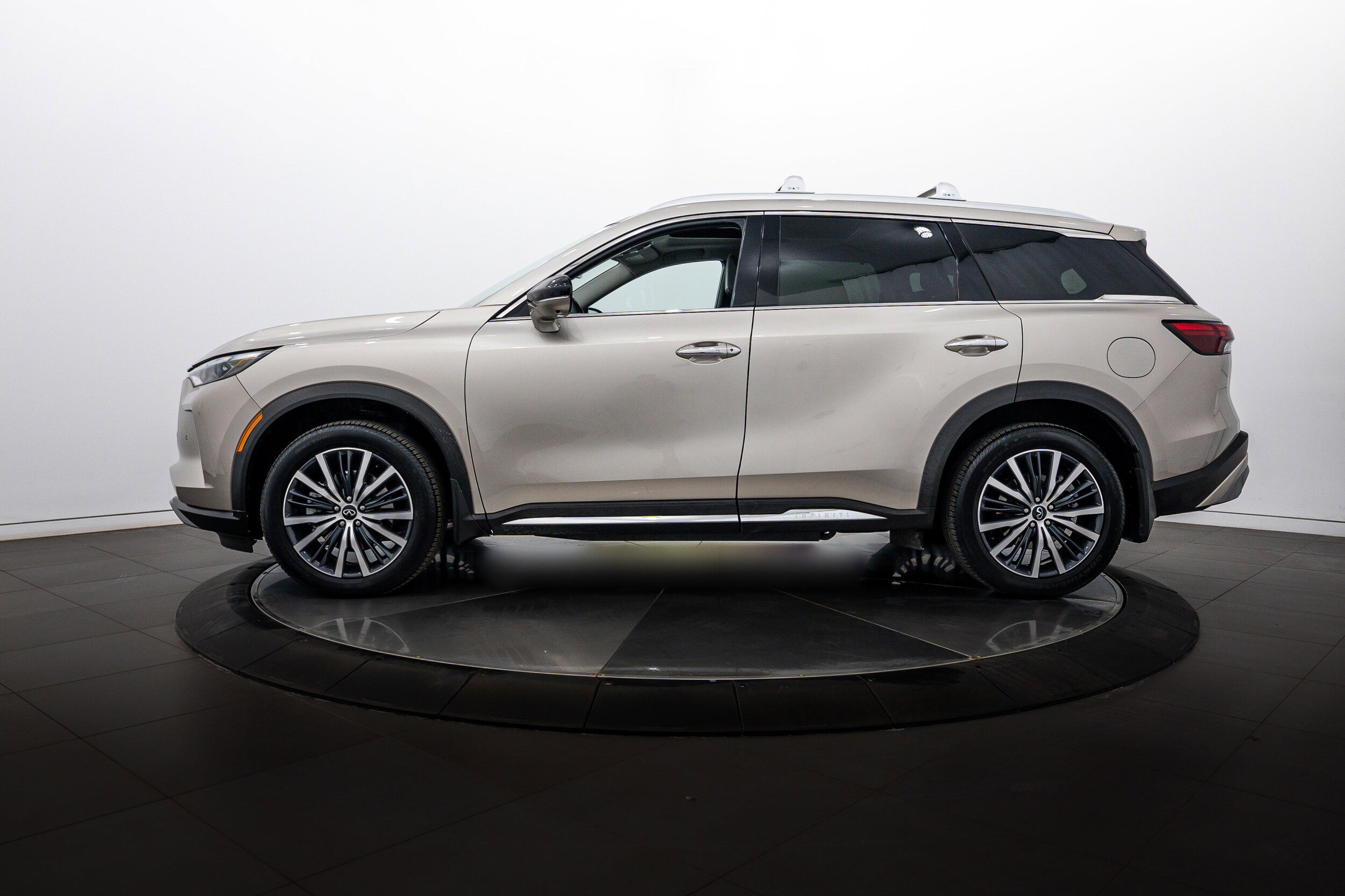 Used 2023 INFINITI QX60 Sensory w/ Vision Package AWD/4WD image 6