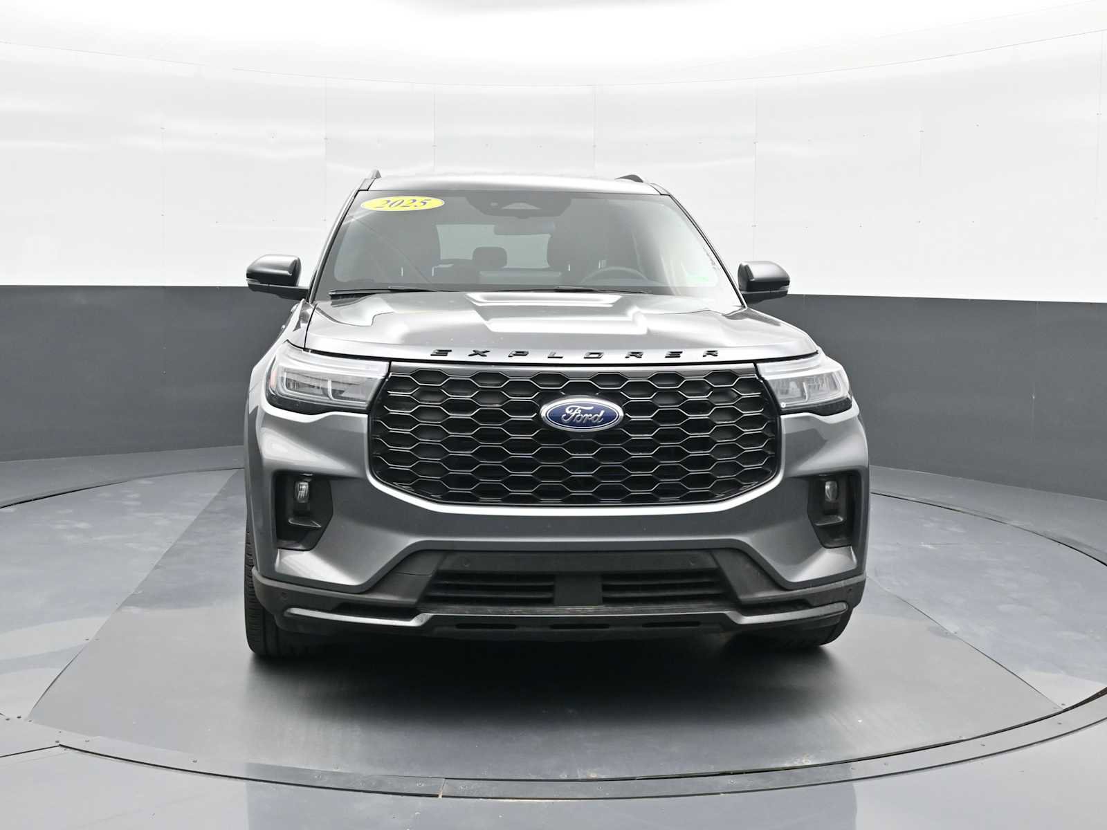 Used 2025 Ford Explorer ST-Line w/ ST-Line Street Pack image 3