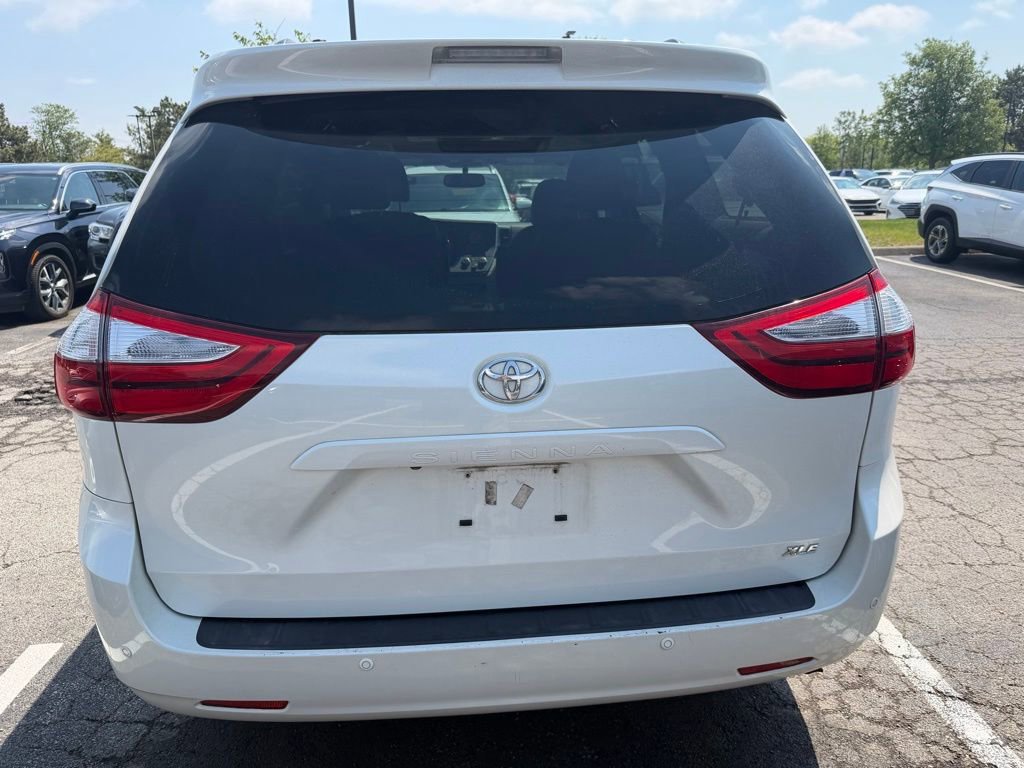 Used 2017 Toyota Sienna XLE Premium FWD image 4