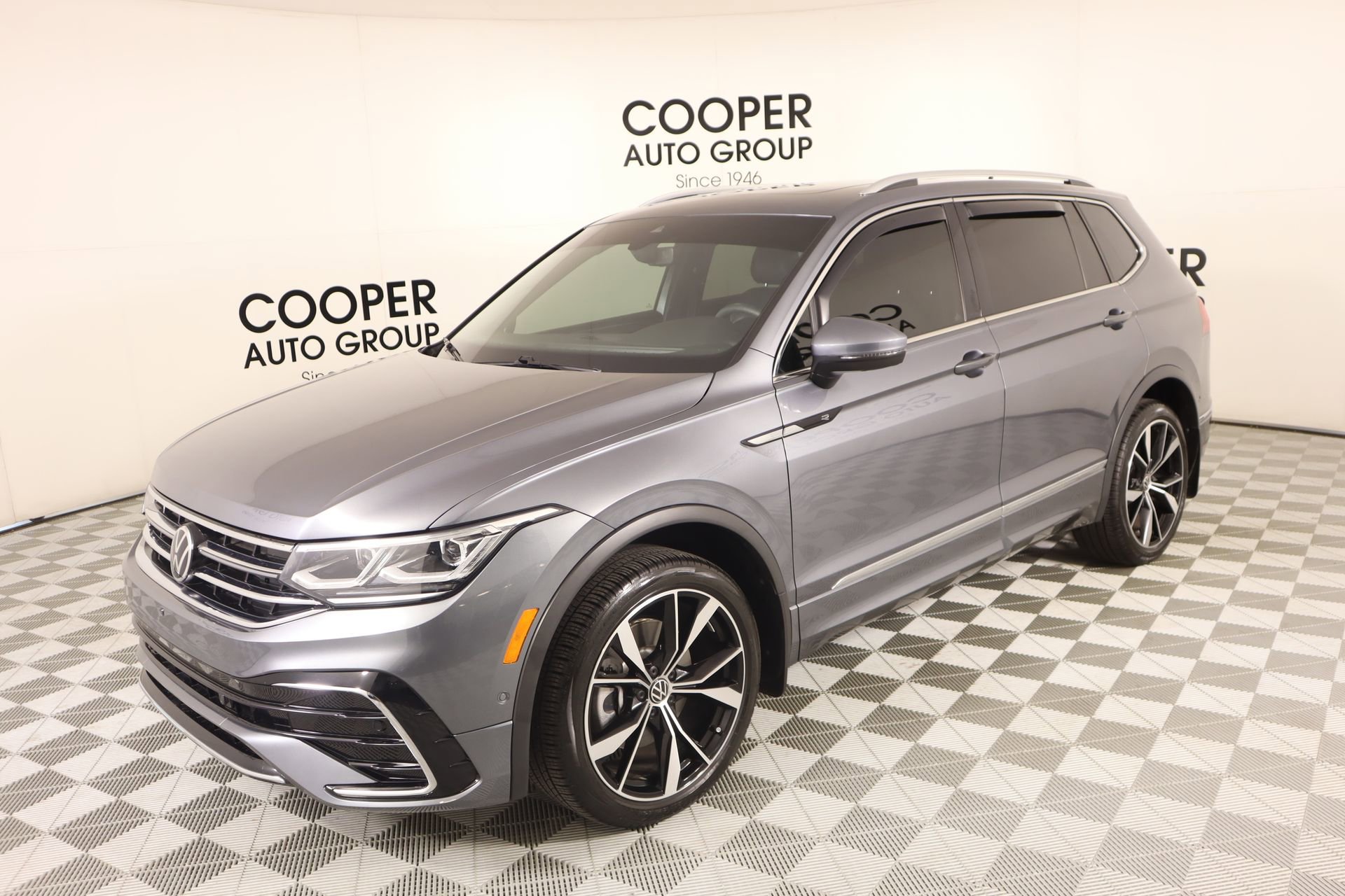 Used 2024 Volkswagen Tiguan SEL R-Line image 10