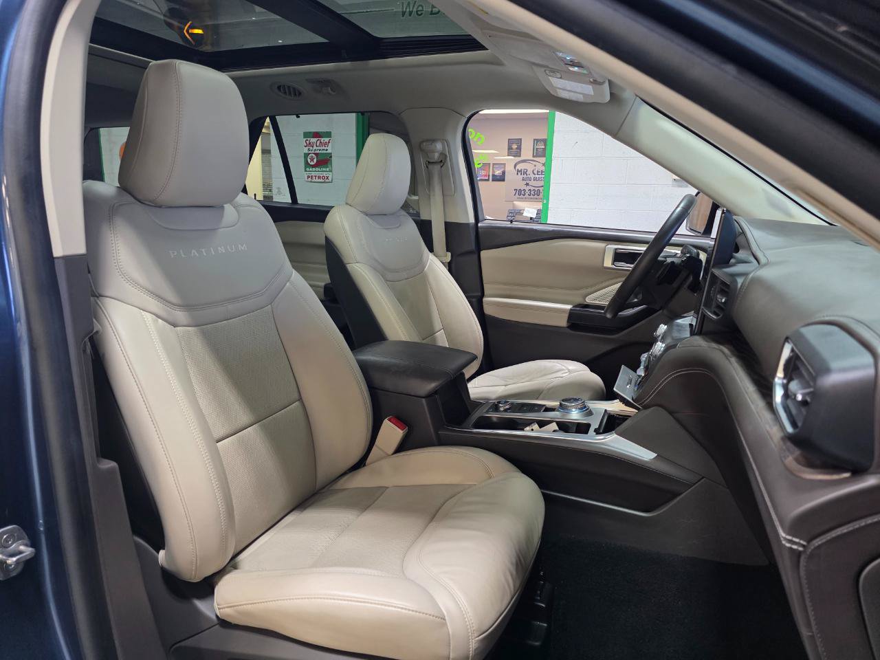 Used 2020 Ford Explorer Platinum w/ Premium Technology Package AWD/4WD image 26