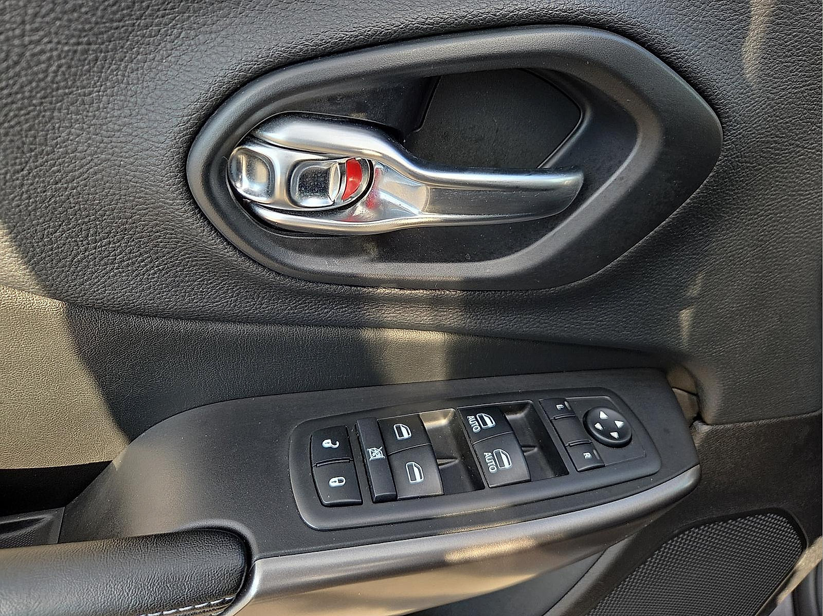 Used 2019 Jeep Cherokee Latitude Plus w/ Comfort/Convenience Group FWD image 13