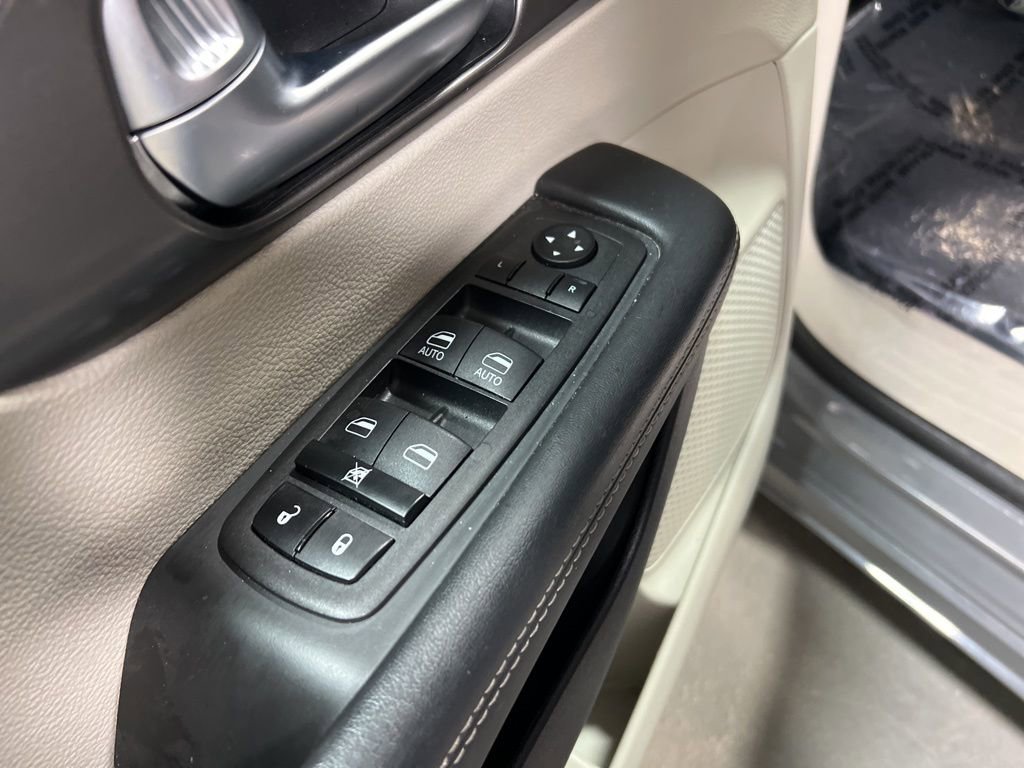 Used 2023 Chrysler Pacifica Touring-L image 20