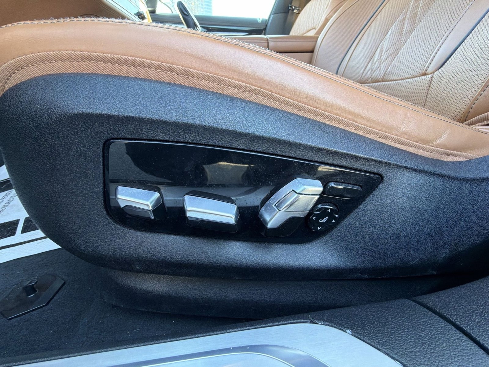 Used 2022 BMW 750i xDrive w/ Executive Package image 14