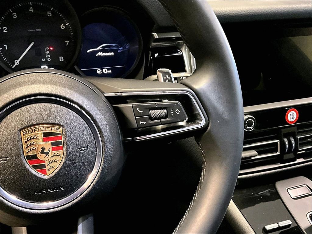 Used 2025 Porsche Macan AWD/4WD image 24