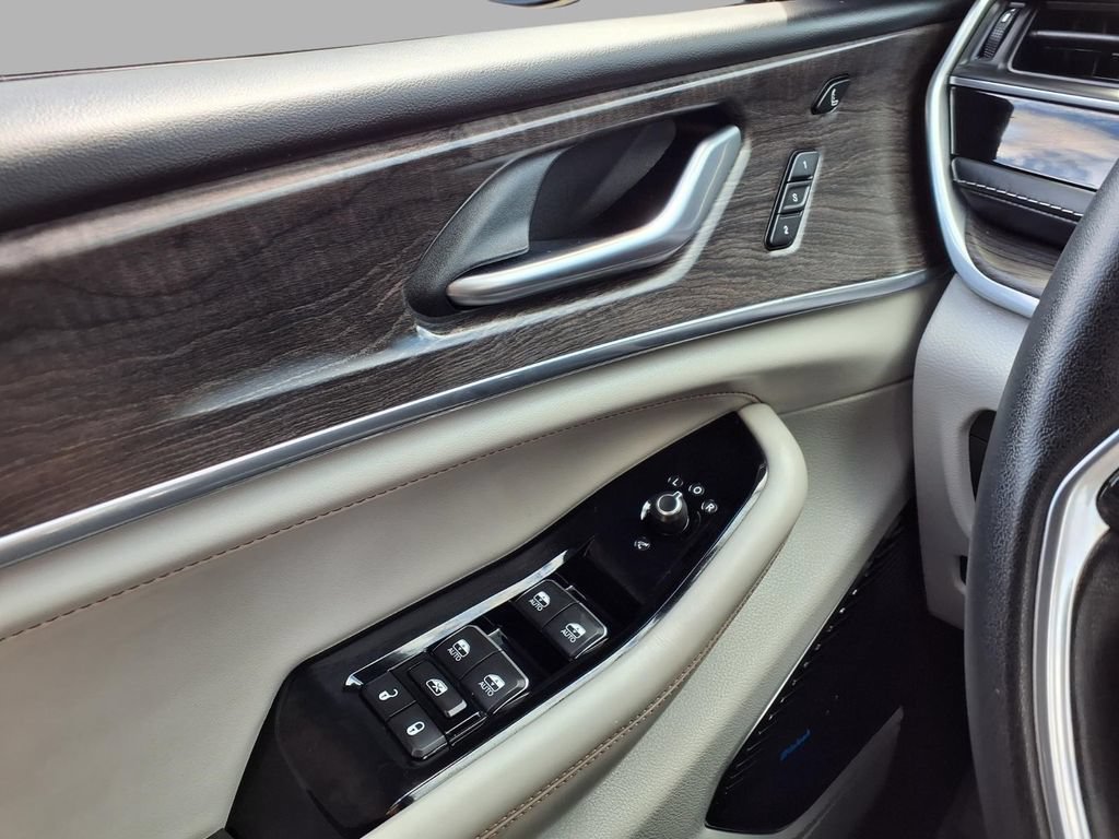 Used 2022 Jeep Grand Cherokee L Overland w/ Luxury Tech Group IV AWD/4WD image 18