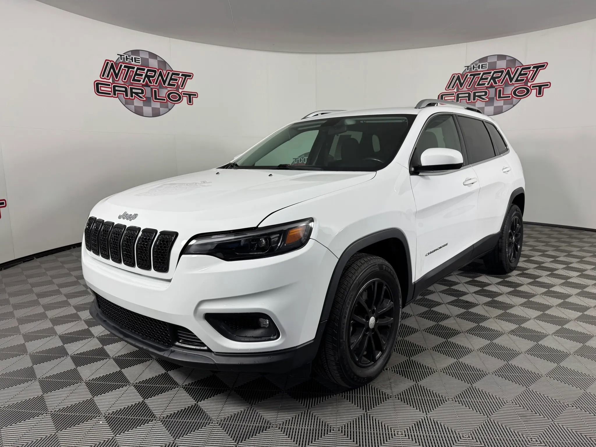 Used 2019 Jeep Cherokee Latitude w/ Cold Weather Group AWD/4WD image 3