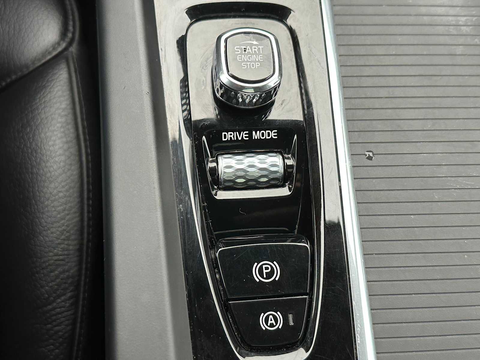 Used 2020 Volvo XC60 T5 Momentum image 31