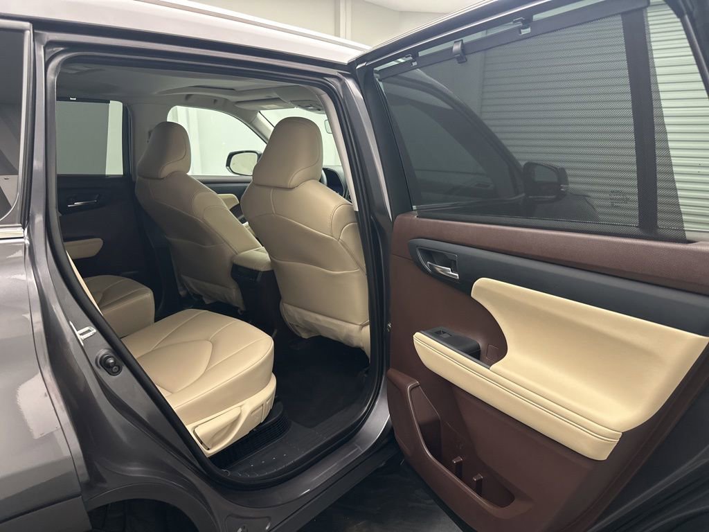 Used 2021 Toyota Highlander XLE image 7