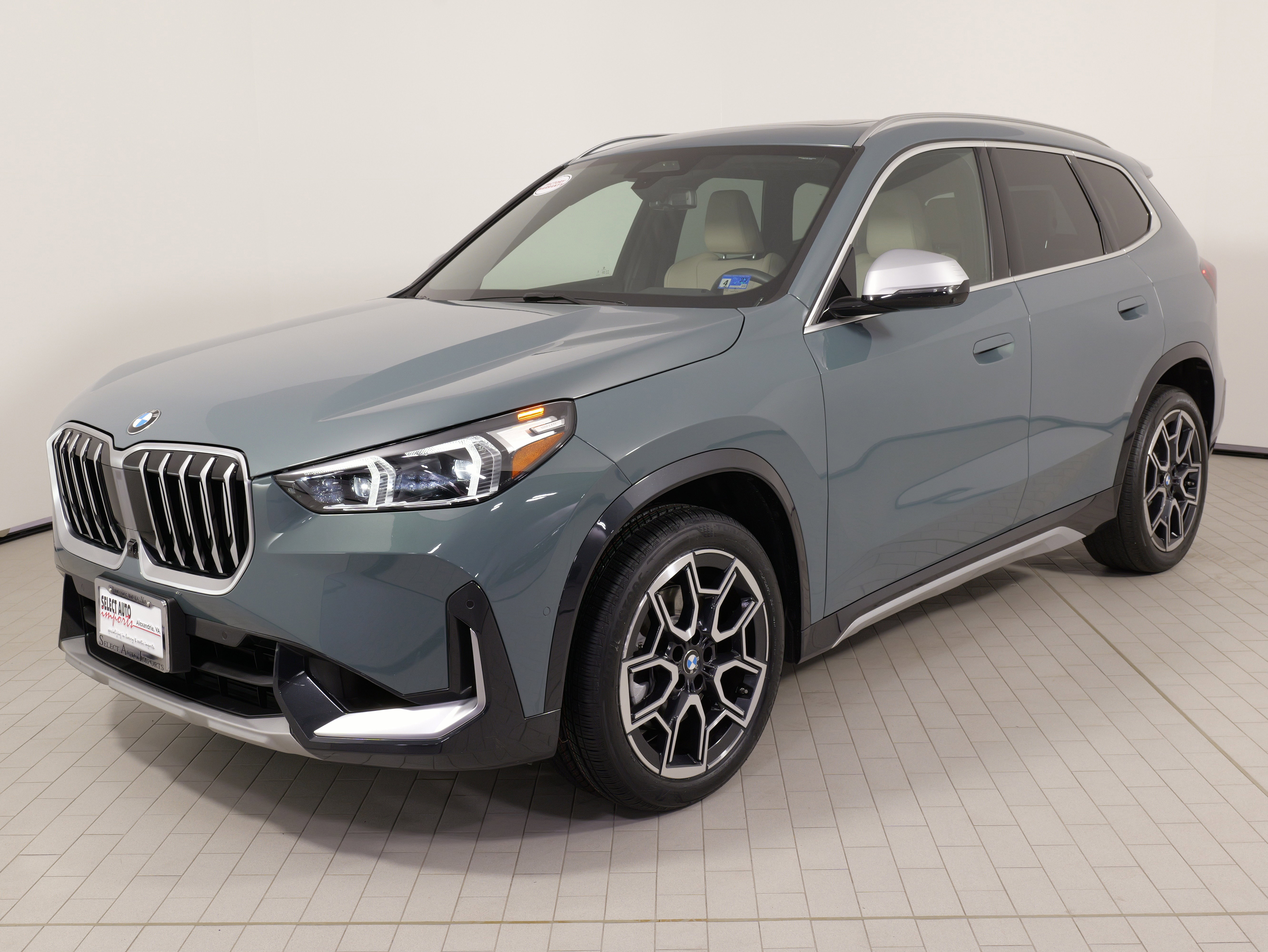 Used 2023 BMW X1 xDrive28i w/ Premium Package AWD/4WD image 3